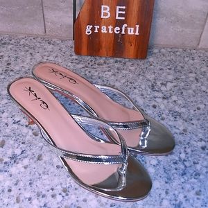 Nwot XYD Sliver mirrored flip flop heels 2" size 8 (NARROW)